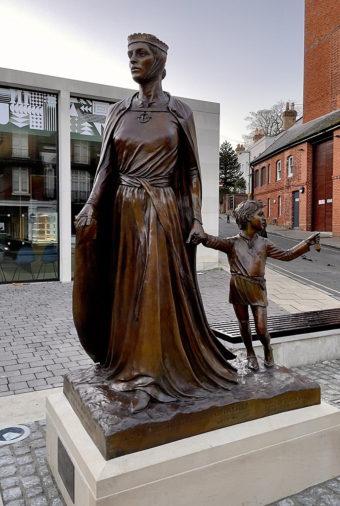 Statue of Licoricia of Winchester. Author: Lategatsby23, Wikimedia.
                CC by-sa
                4.0. 